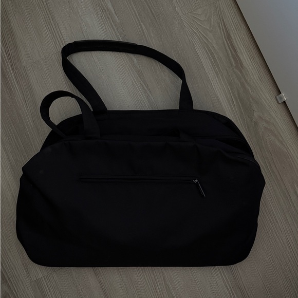 Lululemon City Essentials Bag - Picture 5 of 9